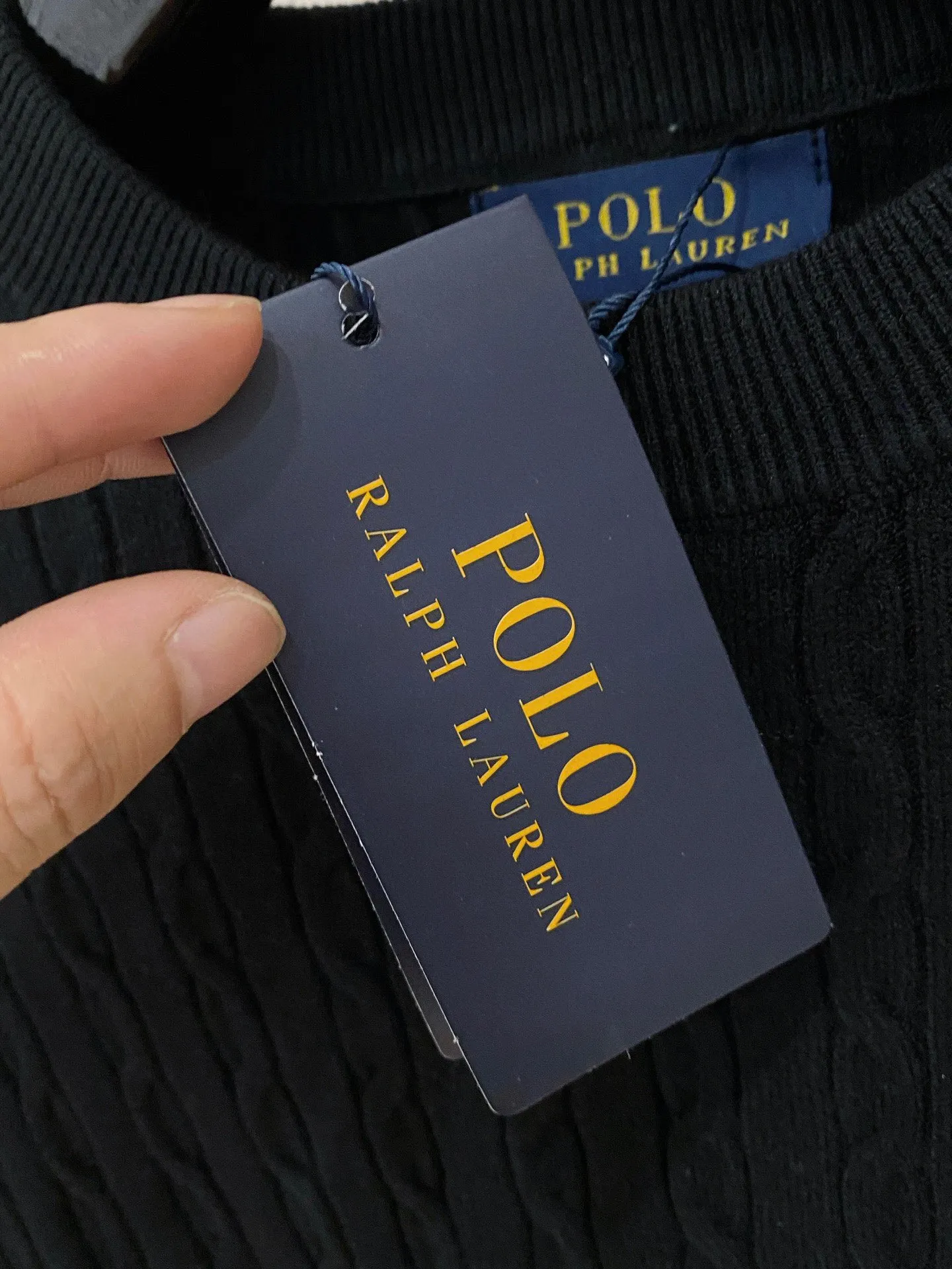 🅿️420 【POLO Paul】Autumn and winter classic round neck pullover sweater, in full condition! ! ! Wool blended fabric, the latest model in 2025, golden ratio! ! Slim-fitting soft gold, versatile and practical item, the combination and practicality are extremely powerful, simple and elegant, and classy! To create your own style, it is highly recommended to buy it in two colors. The standard slim fit tailoring process is suitable for both young and old men. It is knitted from wool and will not cause any discomfort! While keeping warm, it is stylish, textured and wearable, and the classic logo with contrasting colors on the chest feels in place! ! Recommended for regular customers! ! Size M-3XL (maximum wear: 190 pounds)
